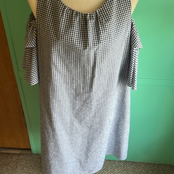 Seersucker cold shoulder shift style dress. - Picture 3 of 7